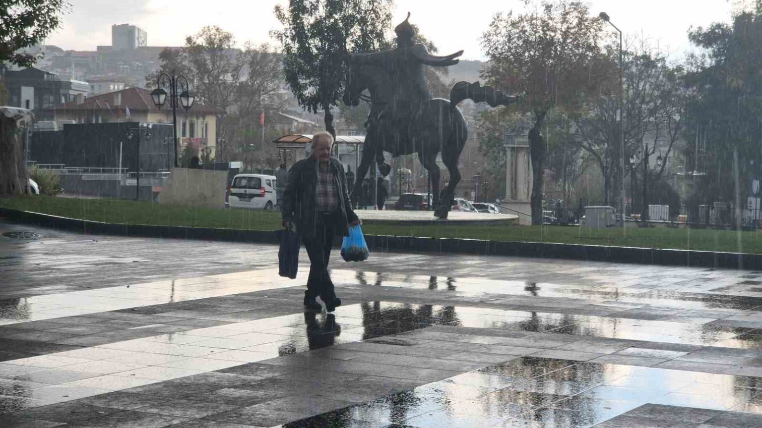 tekirdagda-siddetli-yagis-etkili-oldu-vatandaslar-siginacak-yer-aradi