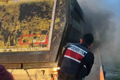 tem-otoyolunda-alev-alan-hafriyat-kamyonunu-jandarma-ve-itfaiye-sondurdu