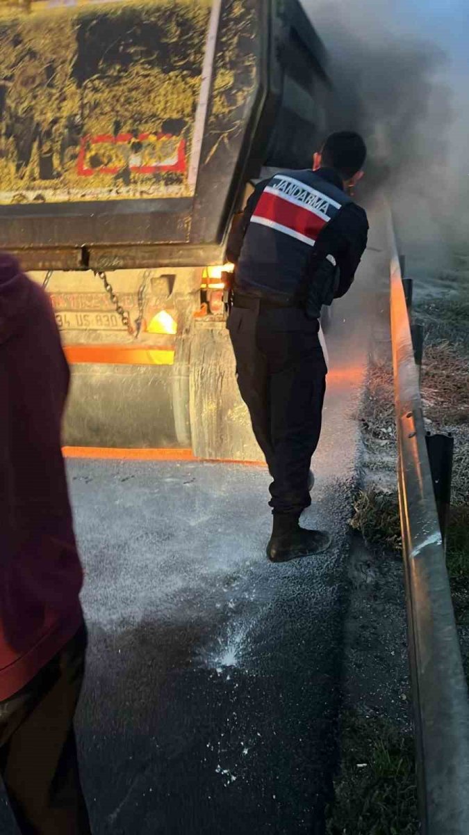 tem-otoyolunda-alev-alan-hafriyat-kamyonunu-jandarma-ve-itfaiye-sondurdu