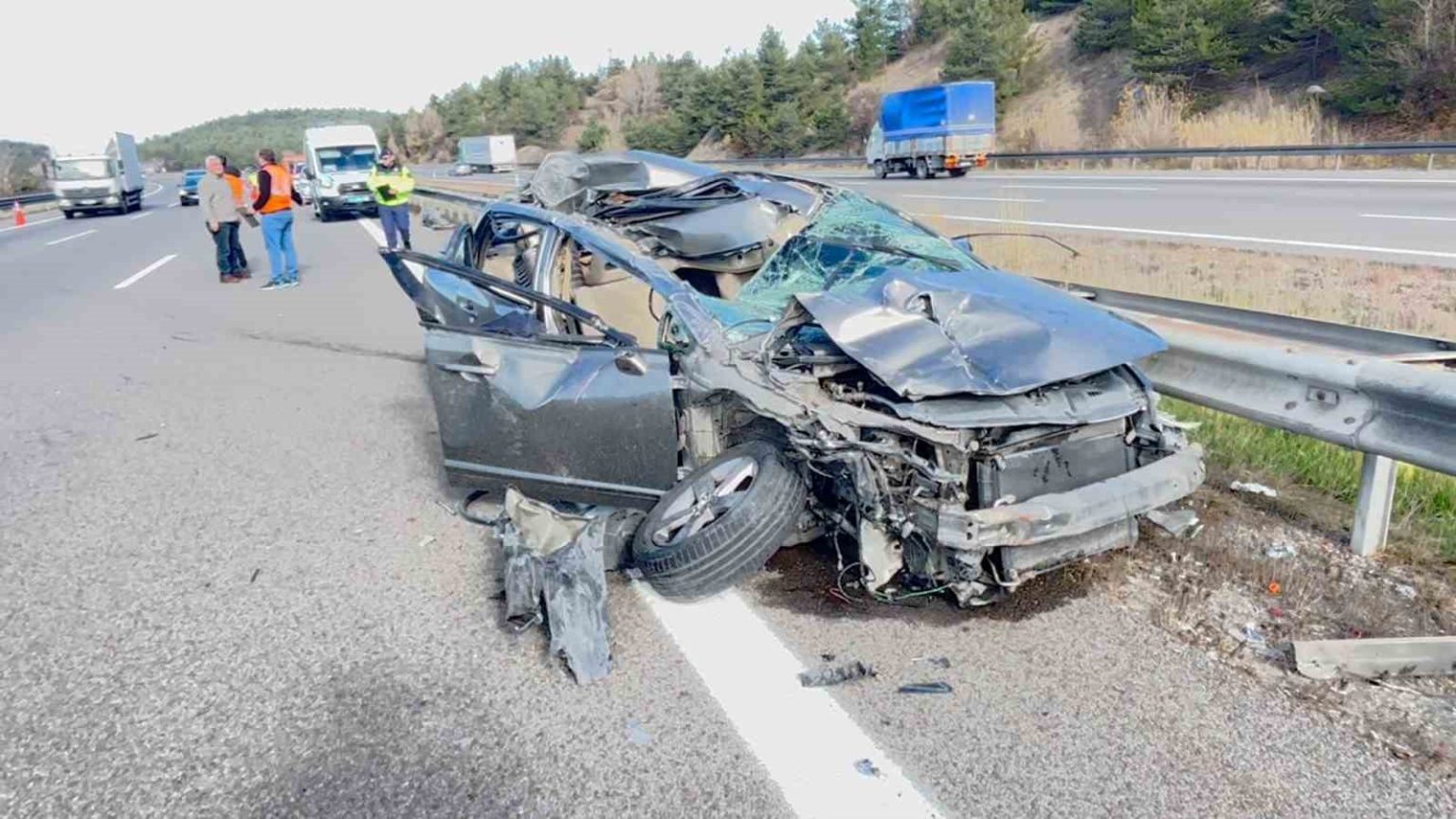 temde-otomobil-kamyona-carpti-3-yarali