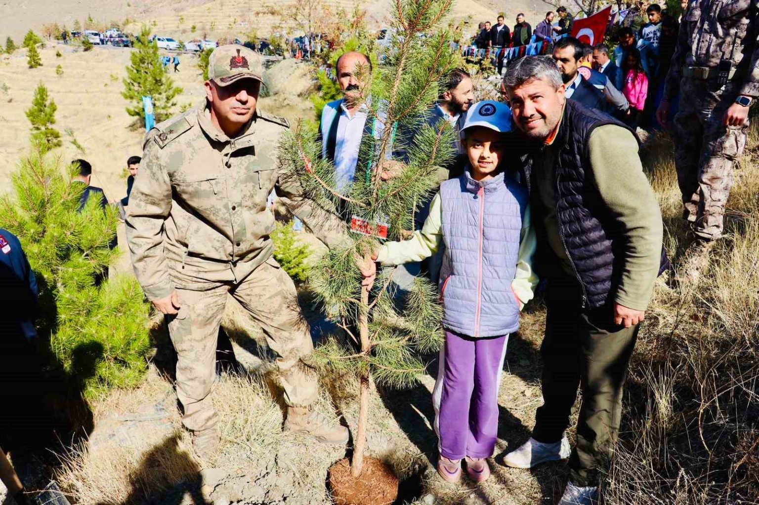 tuggeneral-oz-sehit-yakinlariyla-fidan-dikti