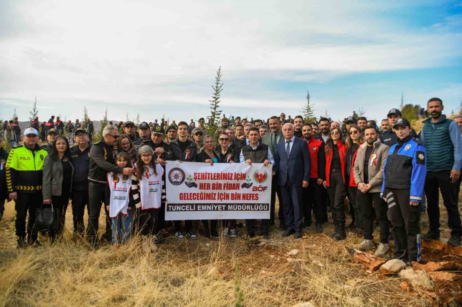 tuncelide-3-bin-fidan-toprakla-bulustu