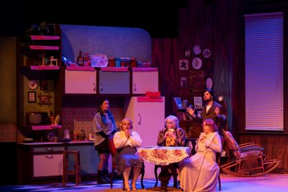 uc-jokerli-konken-adanada-kapali-gise-sahnelendi