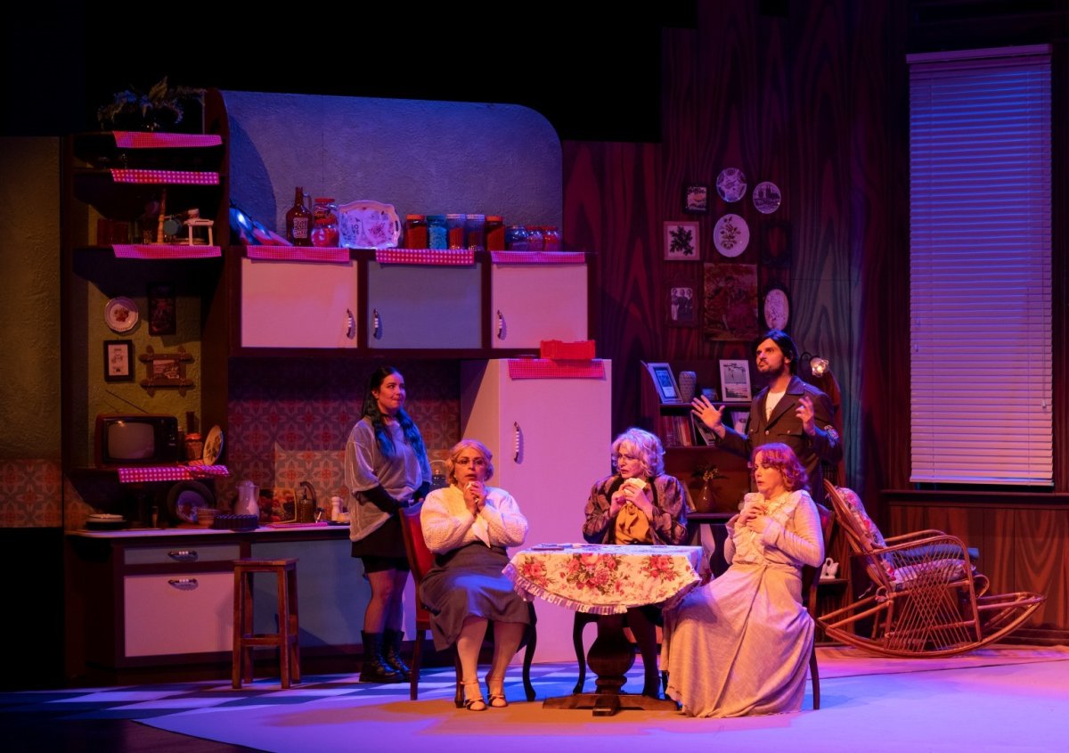 uc-jokerli-konken-adanada-kapali-gise-sahnelendi