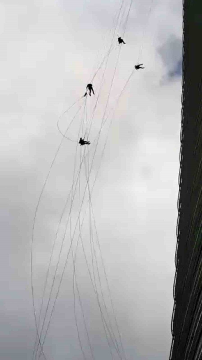 umraniyede-korku-dolu-anlar-gokdelenin-camlarini-temizlerken-kuvvetli-ruzgara-yakalandilar