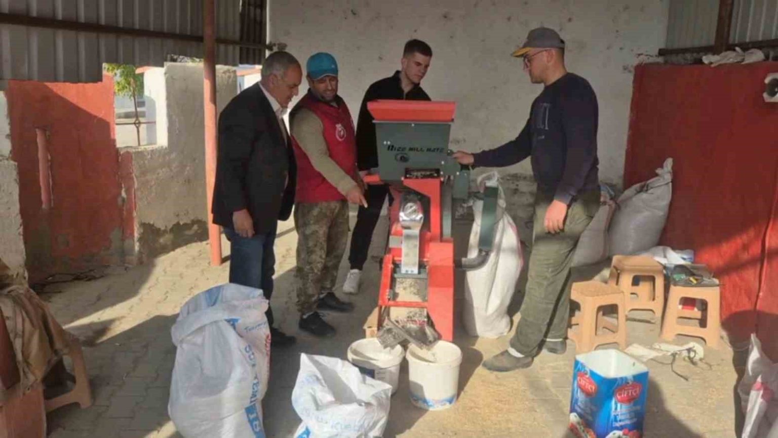 ureticinin-yuzu-guldu-ucretsiz-pirinc-soyma-hizmeti