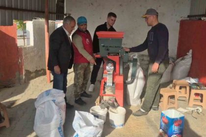 ureticinin-yuzu-guldu-ucretsiz-pirinc-soyma-hizmeti