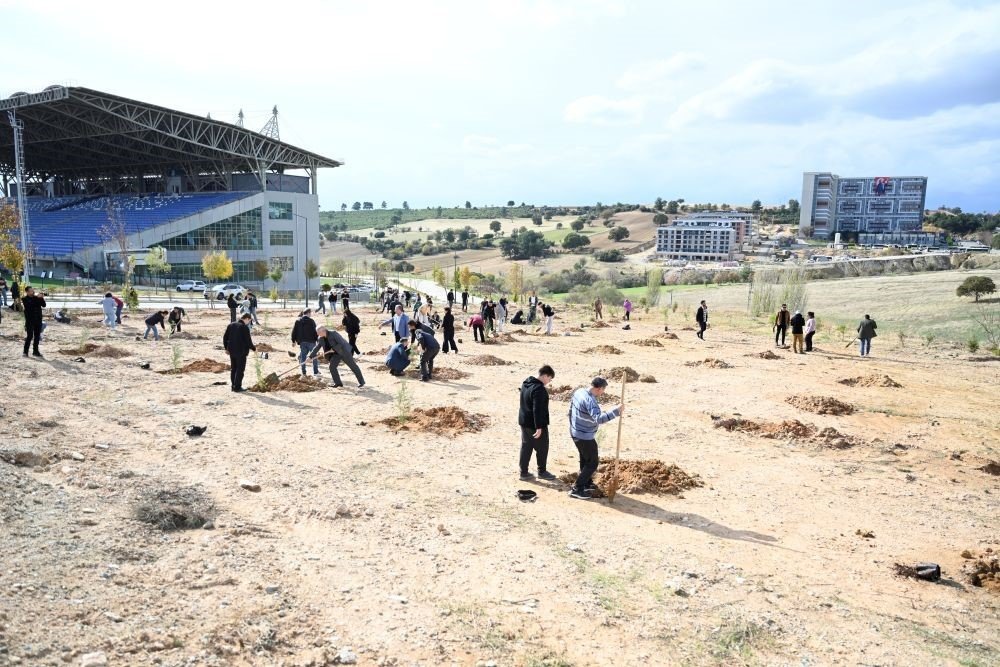 usak-universitesi-milli-agaclandirma-gununde-yesil-gelecek-icin-el-ele-verdi