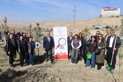 vanda-ogrenciler-yesil-vatan-icin-fidan-dikti