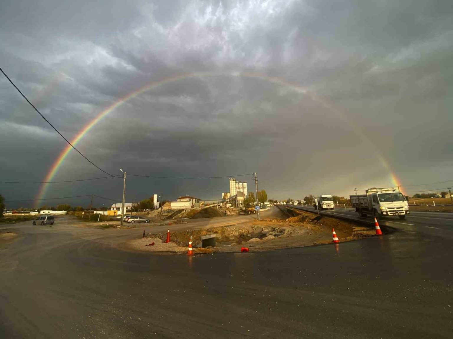 yagmur-sonrasi-beliren-gokkusagi-gorsel-solen-olusturdu