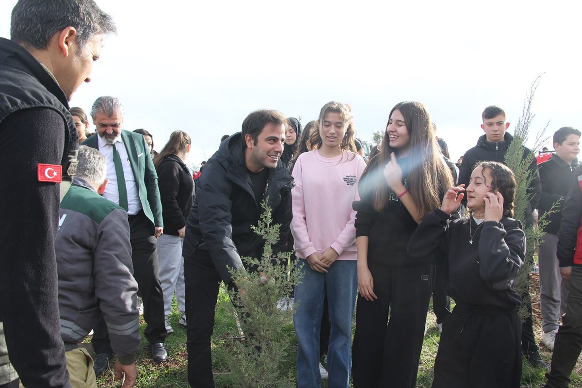 yanginda-kule-donen-ormanlik-alanda-fidan-diktiler