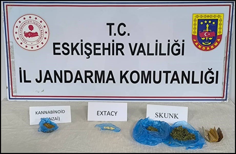 yanlarinda-uyusturucu-bulunduran-2-sahsi-supheli-hareketleri-ele-verdi