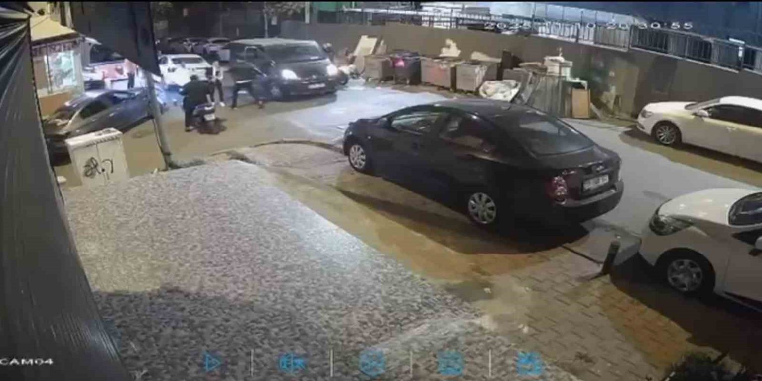 yol-verme-kavgasinda-tartistigi-2-kisiyi-bicakla-yaraladi-o-anlar-kamerada