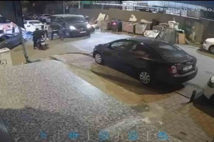 yol-verme-kavgasinda-tartistigi-2-kisiyi-bicakla-yaraladi-o-anlar-kamerada