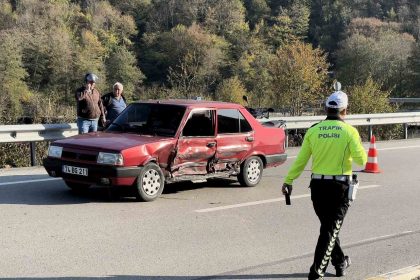 yolcu-minibusu-ve-otomobil-carpisti-2-yarali