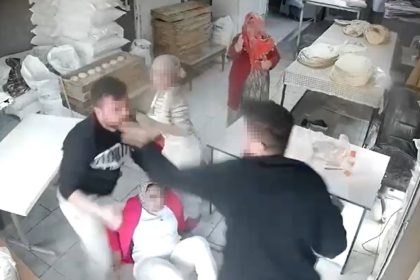 yumruk-yumruga-borc-kavgasinda-kadin-yerlerde-suruklendi