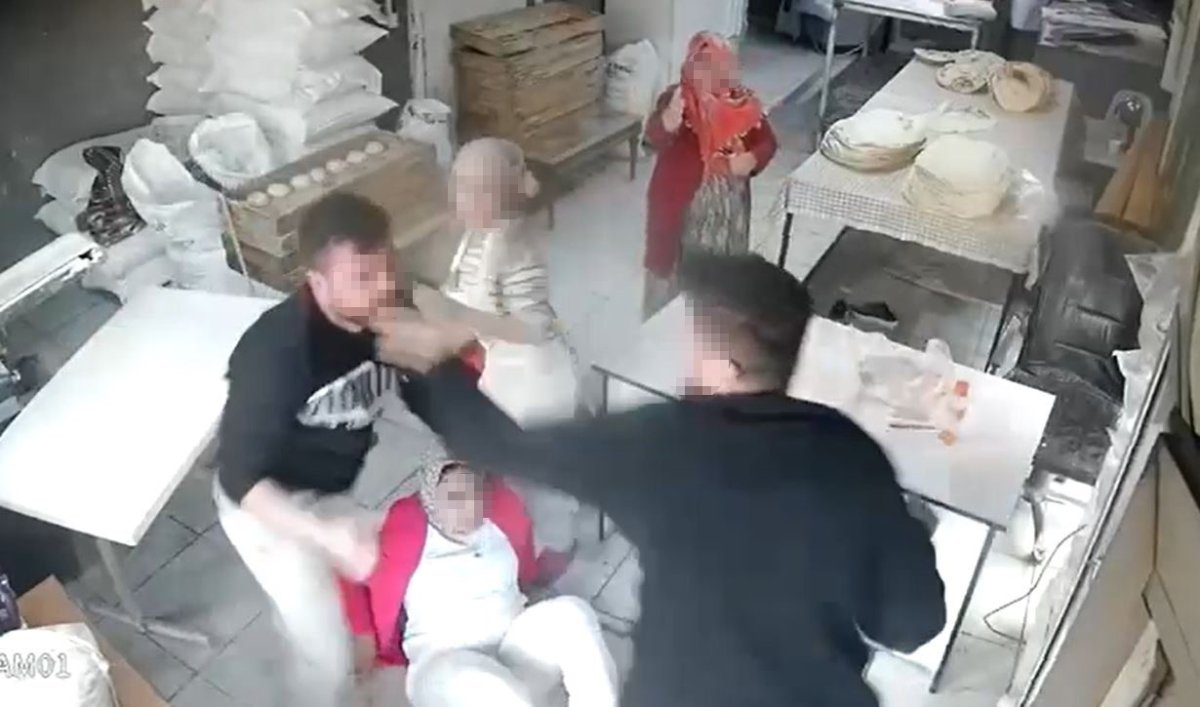 yumruk-yumruga-borc-kavgasinda-kadin-yerlerde-suruklendi