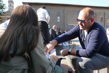 35-yillik-aracla-diyarbakiri-karis-karis-geziyorlar