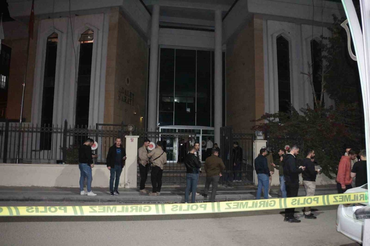 adliye-cikisinda-silahli-saldiriya-ugrayan-2-kisi-agir-yaralandi