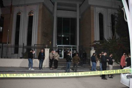 adliye-cikisinda-silahli-saldiriya-ugrayan-2-kisi-agir-yaralandi