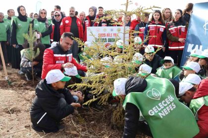 aile-yilinda-anlamli-bulusma-aile-hatira-ormaninda-fidanlar-toprakla-bulustu