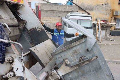 akdenizde-cop-konteynerleri-yikanip-dezenfekte-ediliyor