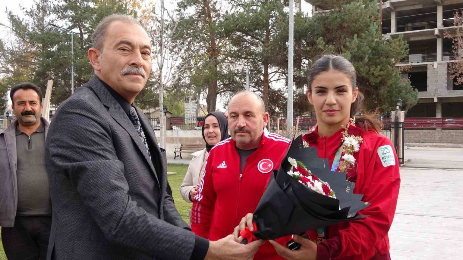 altin-madalyali-boksor-evin-erginoguz-ciceklerle-karsilandi