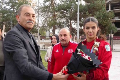 altin-madalyali-boksor-evin-erginoguz-ciceklerle-karsilandi