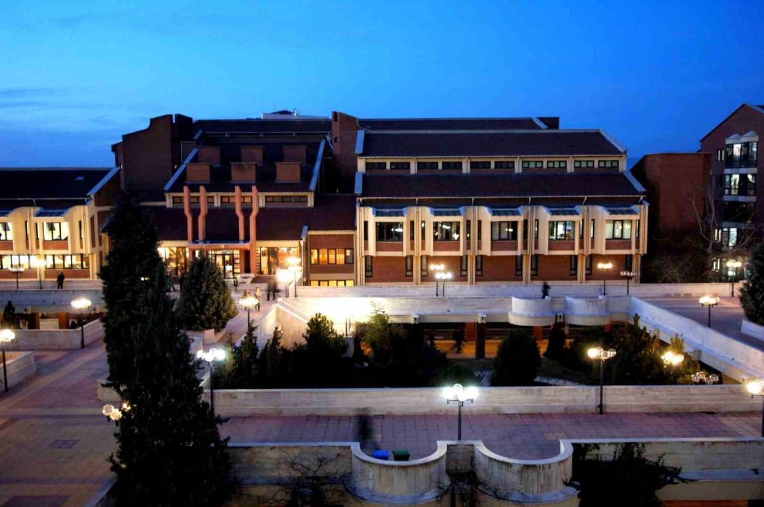 anadolu-universitesi-kutuphanesi-7-24-ogrencilerin-yaninda