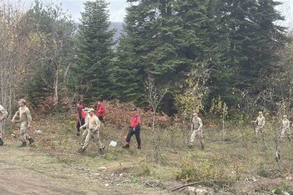 anne-ve-oglunun-cesedinin-bulundugu-bolgede-kayip-canta-ile-ayakkabi-bulundu-telefona-ulasilamadi