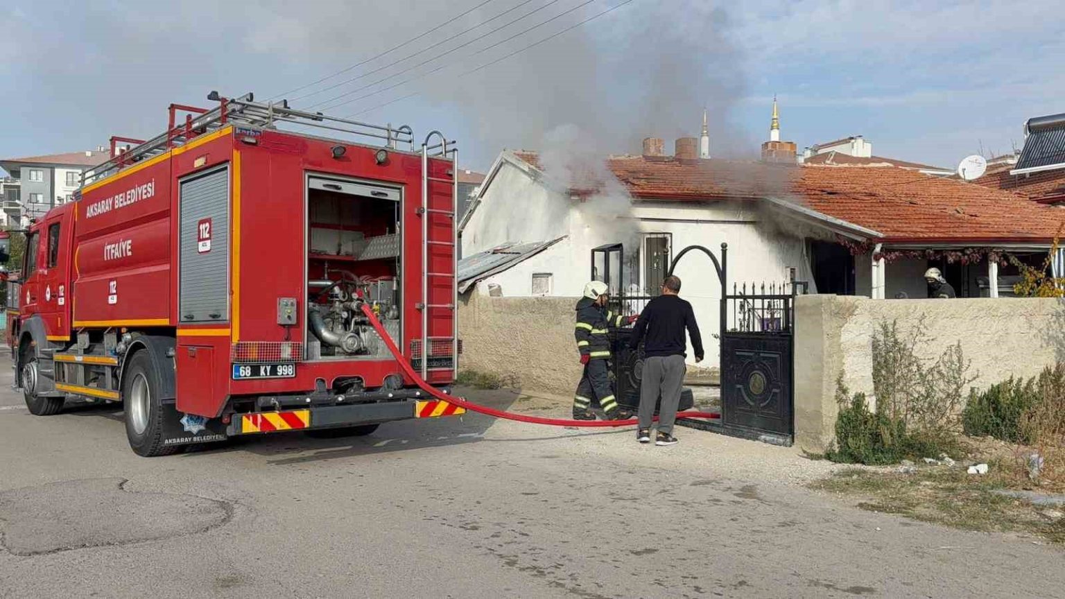 annesinin-evini-atese-verip-kacti