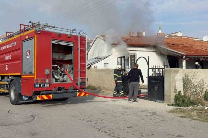 annesinin-evini-atese-verip-kacti