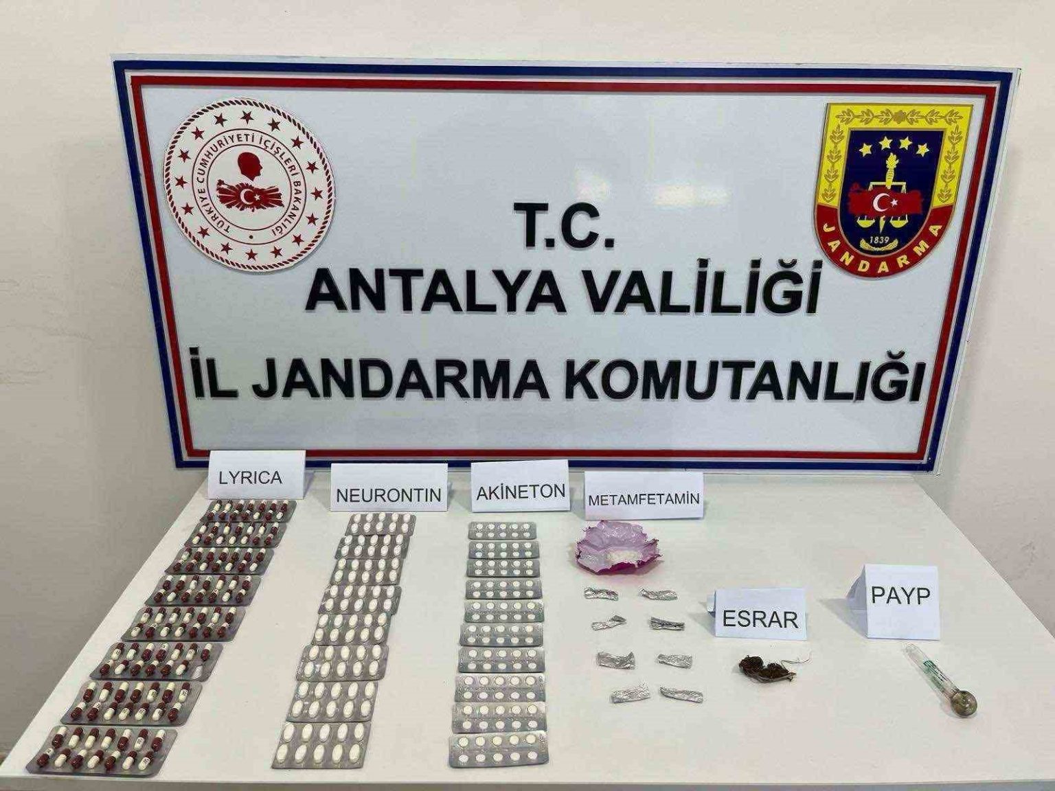 antalyada-sentetik-hap-ve-esrar-ele-gecirildi