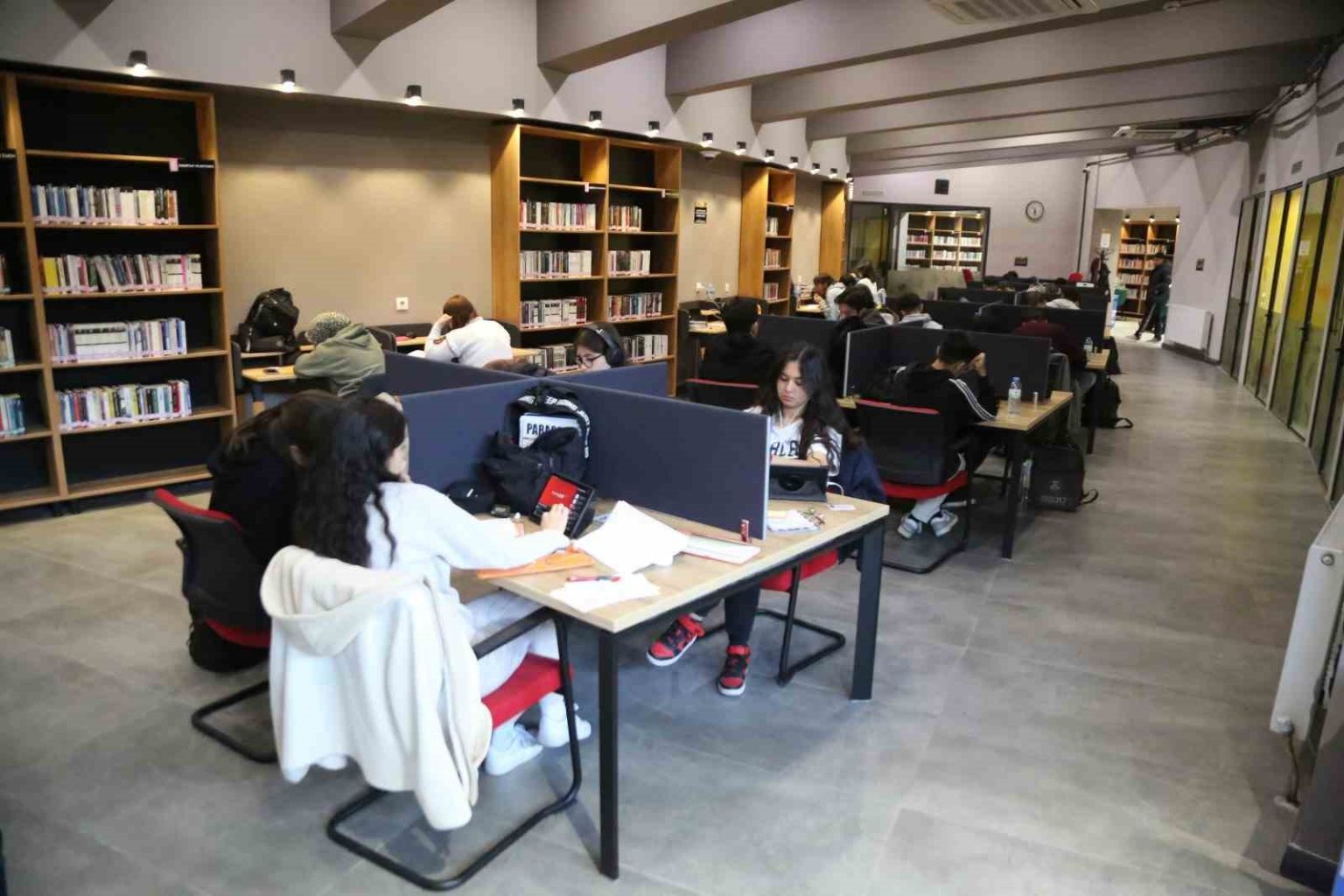 ara-tatilde-melikgazinin-akil-kupu-kutuphaneleri-dolup-tasiyor