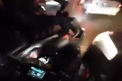 araclarin-arasindan-hizla-giden-motosikletliye-arkasindan-gelen-motosikletli-boyle-carpti