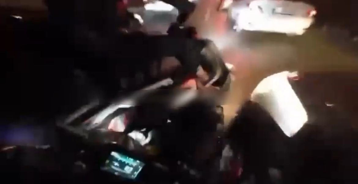 araclarin-arasindan-hizla-giden-motosikletliye-arkasindan-gelen-motosikletli-boyle-carpti