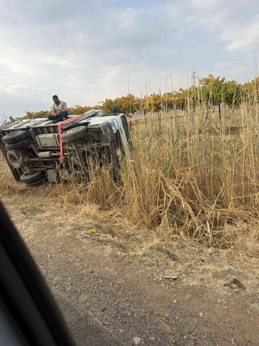 batmanda-kayan-kamyonet-devrildi-5-kisi-kazadan-burnu-kanamadan-kurtuldu