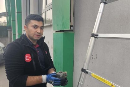 batmanda-kolonlara-sikisan-kus-kurtarildi