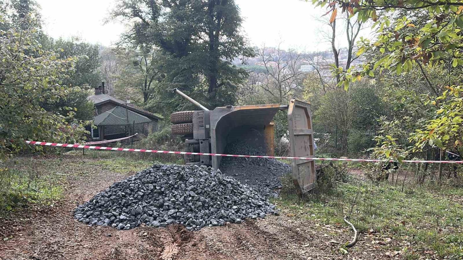 beykozda-micir-yuklu-kamyon-devrildi-1-yarali