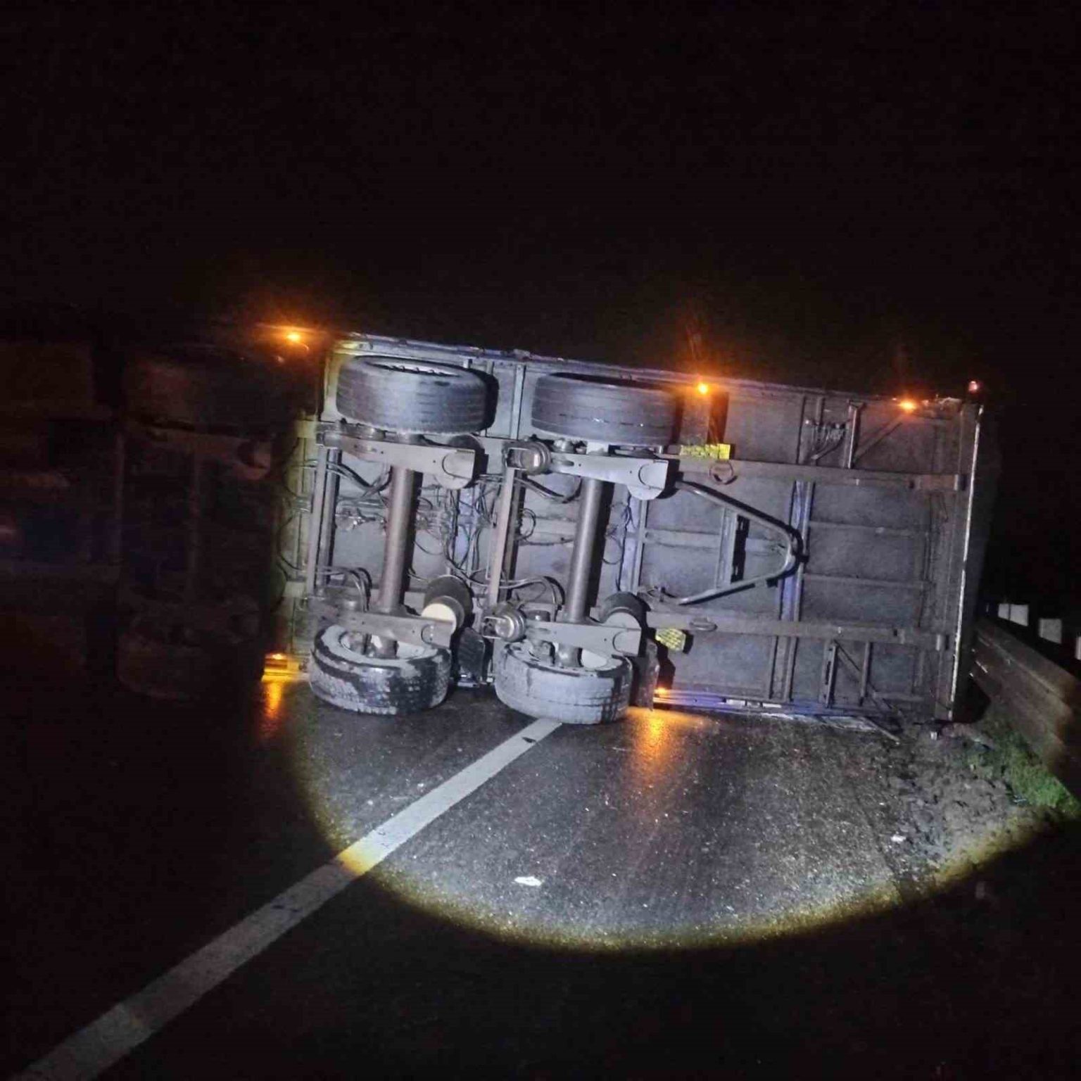 bilecikte-tir-devrildi-yol-ulasima-kapandi