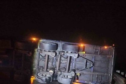 bilecikte-tir-devrildi-yol-ulasima-kapandi