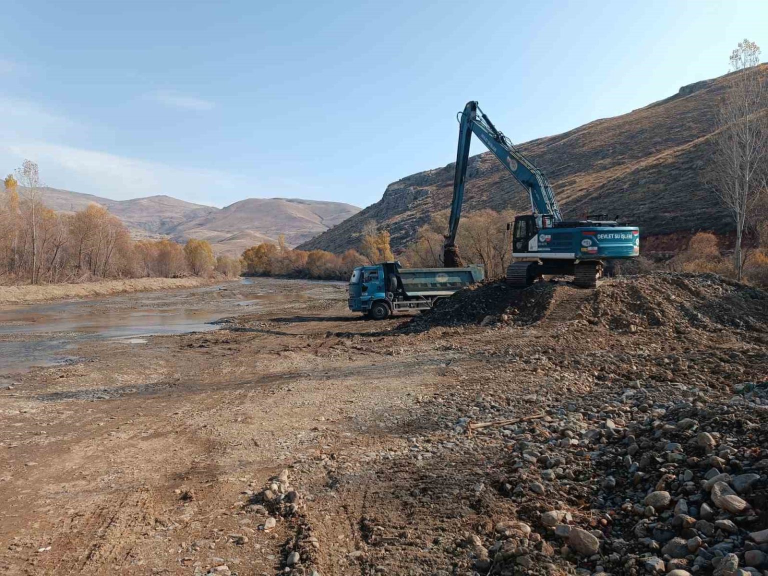 catiksu-koyunde-dere-yatagi-temizlendi