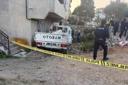 denizlide-kamyonet-evin-bahcesine-uctu-1-olu-3-yarali