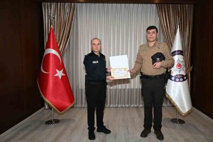 denizlide-zehir-taciri-ve-aranan-sahsi-yakalayan-mahalle-bekcileri-odullendirildi