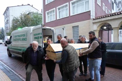 dere-yataginda-cenazelerine-ulasilan-anne-ve-oglunun-cenazesi-ilceye-getirildi