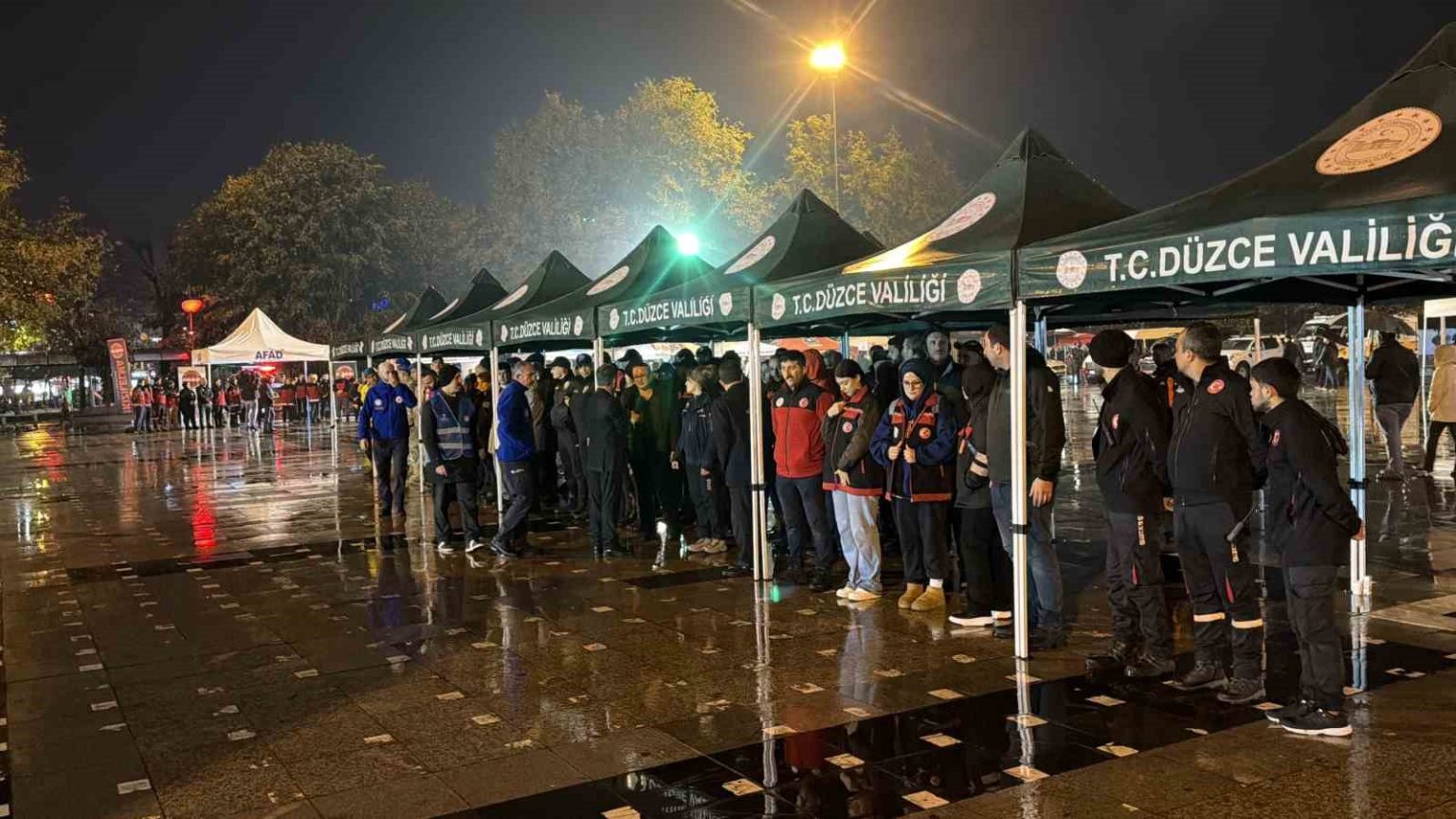 duzceliler-26-yil-onceki-depremde-hayatini-kaybedenleri-andi