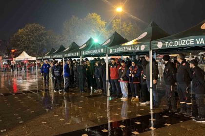 duzceliler-26-yil-onceki-depremde-hayatini-kaybedenleri-andi