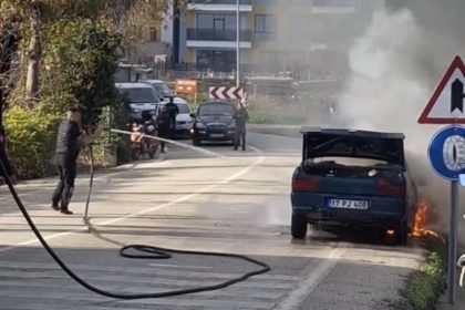 eceabatta-seyir-halindeki-otomobil-yanarak-kullanilamaz-hale-geldi