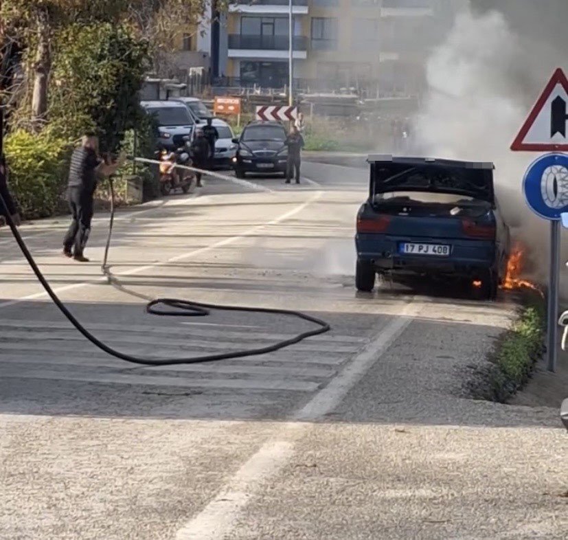 eceabatta-seyir-halindeki-otomobil-yanarak-kullanilamaz-hale-geldi