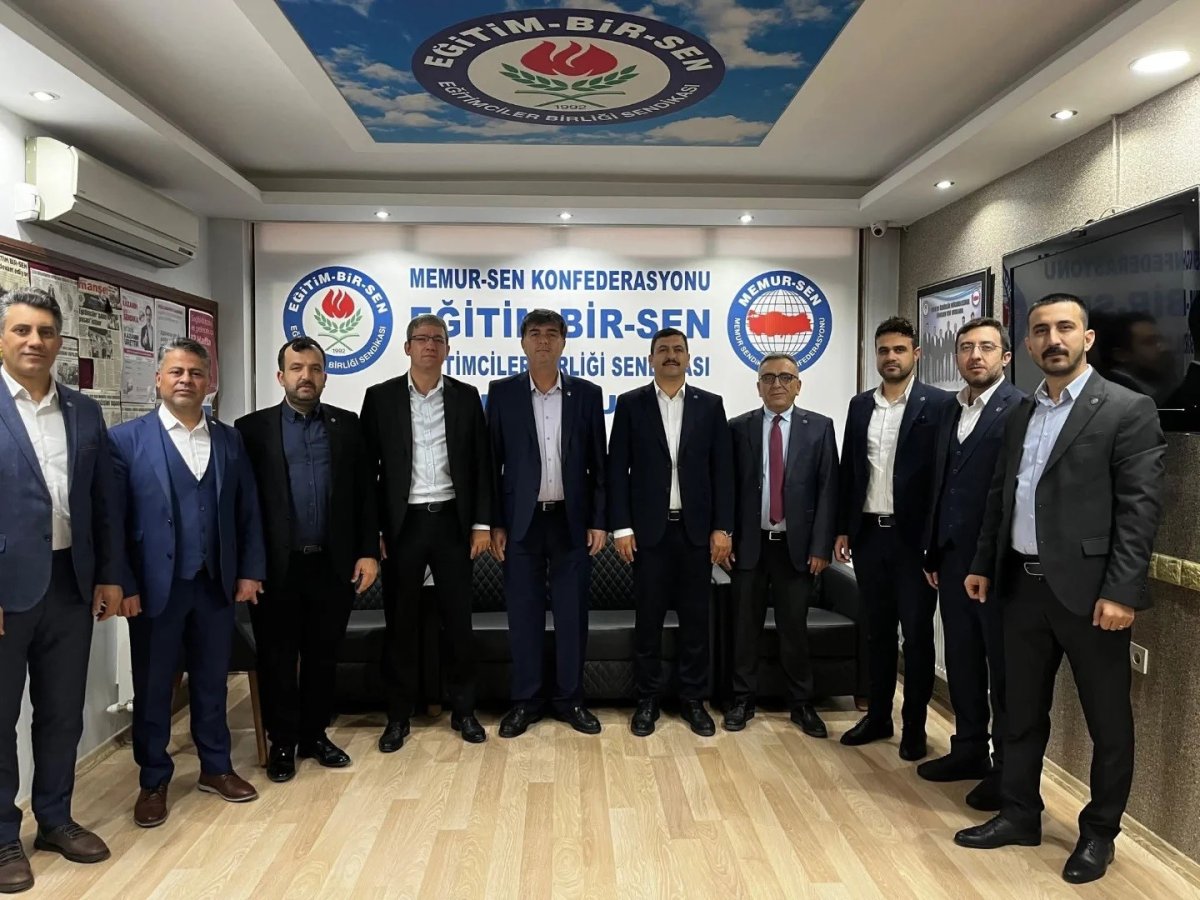 egitim-bir-sen-yunusemrede-bayrak-degisimi